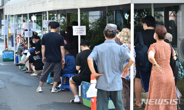 [대구=뉴시스] 이무열 기자 = 대구지역 코로나19 확진자가 75명으로 집계된 4일 오전 대구 수성구 보건소 선별진료소에서 시민들이 검사를 받기 위해 대기하고 있다. 2021.08.04. lmy@newsis.com