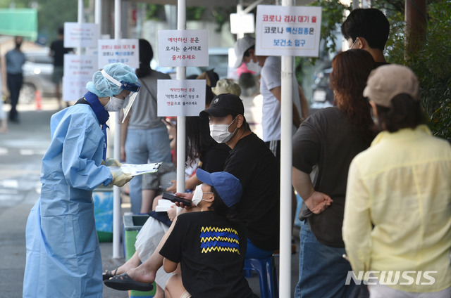 [대구=뉴시스] 이무열 기자 = 대구지역 코로나19 확진자가 75명으로 집계된 4일 오전 대구 수성구 보건소 선별진료소에서 시민들이 검사를 받기 위해 대기하고 있다. 2021.08.04. lmy@newsis.com