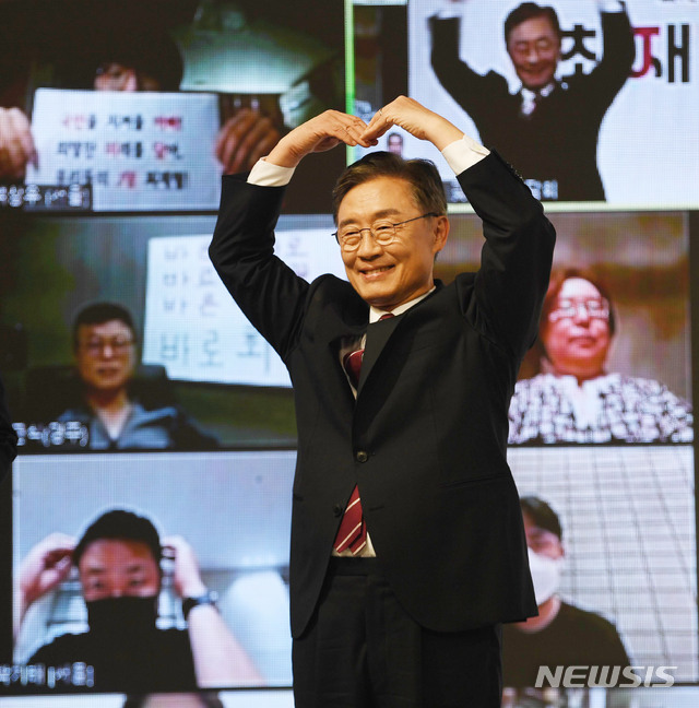 [파주=뉴시스] 국회사진기자단 = 국민의힘 대권주자인 최재형 전 감사원장이 지난 4일 경기도 파주 한 스튜디오에서 대선 출마선언에 앞서 지지자들과 OX 퀴즈를 하고 있다. 2021.08.04. photo@newsis.com