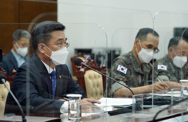 [서울=뉴시스] 서욱 국방부 장관이 4일 오전 청와대 여민관 소회의실에서 열린 군 주요 지휘관 보고 회의에서 문재인 대통령에게 보고 하고 있다. (사진=청와대 제공) 2021.08.04. photo@newsis.com *재판매 및 DB 금지