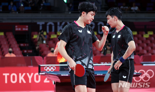[도쿄(일본)=뉴시스] 최진석 기자 = 4일 일본 도쿄체육관에서 열린 '2020 도쿄올림픽' 남자 탁구 단체 대한민국과 중국 4강전 경기, 대한민국 정영식과 이상수가 득점 뒤 기뻐하고 있다. 2021.08.04. myjs@newsis.com