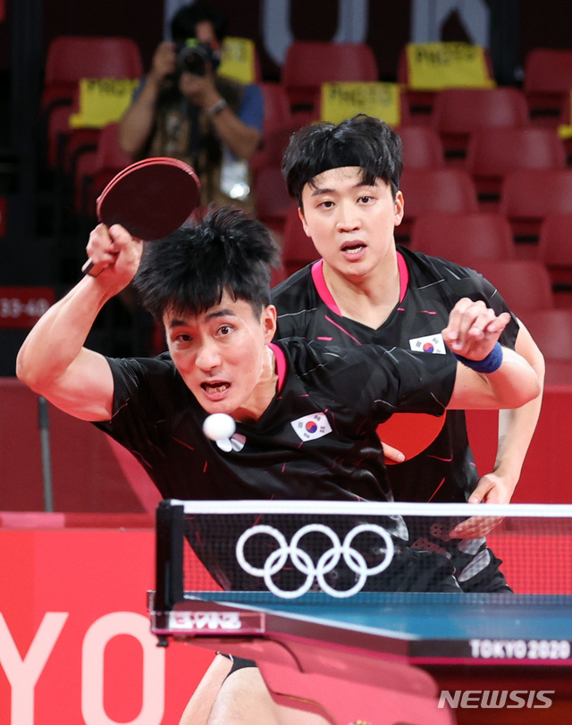 [도쿄(일본)=뉴시스] 최진석 기자 = 4일 일본 도쿄체육관에서 열린 '2020 도쿄올림픽' 남자 탁구 단체 대한민국과 중국 4강전 경기, 대한민국 이상수와 정영식이 랠리를 이어가고 있다. 2021.08.04. myjs@newsis.com