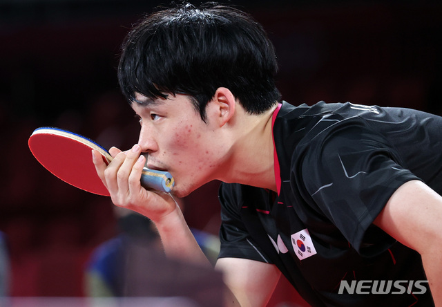 [도쿄(일본)=뉴시스] 최진석 기자 = 4일 일본 도쿄체육관에서 열린 '2020 도쿄올림픽' 남자 탁구 단체 대한민국과 중국 4강전 경기, 대한민국 장우진이 라켓에 바람을 불어 넣고 있다. 2021.08.04. myjs@newsis.com