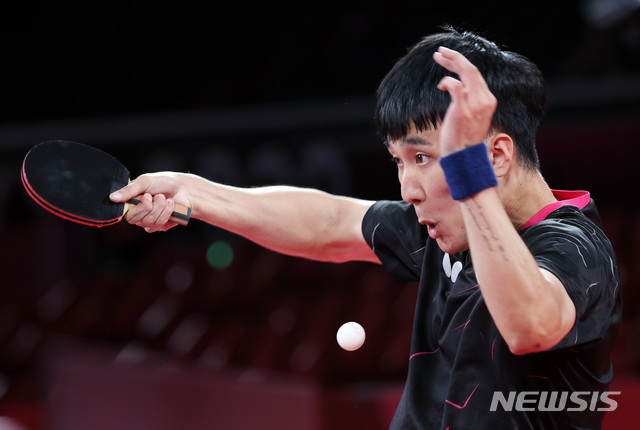 [도쿄(일본)=뉴시스] 최진석 기자 = 4일 일본 도쿄체육관에서 열린 '2020 도쿄올림픽' 남자 탁구 단체 대한민국과 중국 4강전 경기, 대한민국 이상수가 실수를 범하고 있다. 2021.08.04. myjs@newsis.com