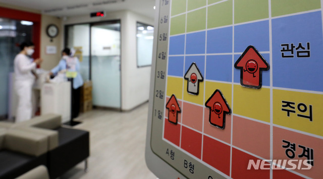 [서울=뉴시스] 추상철 기자 = 코로나19 확산으로 혈액 보유량이 감소하고 있는 8월4일 오후 서울 종로구 헌혈의집 광화문센터 내 오늘의 혈액 보유 현황판에는 혈액 보유량이 낮은 수치를 보이고 있다. 2021.10.26. scchoo@newsis.com