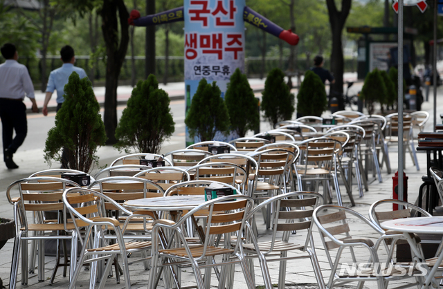 [서울=뉴시스] 서울 시내 한 호프집 밖에 테이블이 설치돼 있다. (사진=뉴시스 DB). photo@newsis.com