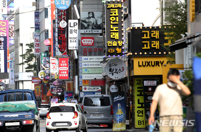 [서울=뉴시스] 조성우 기자 = 코로나19 확산 여파로 전국 호프집과 노래방이 1년 사이 수천 곳이 문을 닫았다. 4일 국세청 국세통계포털의 '100대 생활 업종' 통계에 따르면 호프 전문점과 노래방이 각각 11.6%(3,636곳), 5.2%(1,554곳) 폐업한 것으로 집계됐다. 4일 오후 서울 시내 한 호프집 앞 거리가 한산한 모습이다. 2021.08.04. xconfind@newsis.com