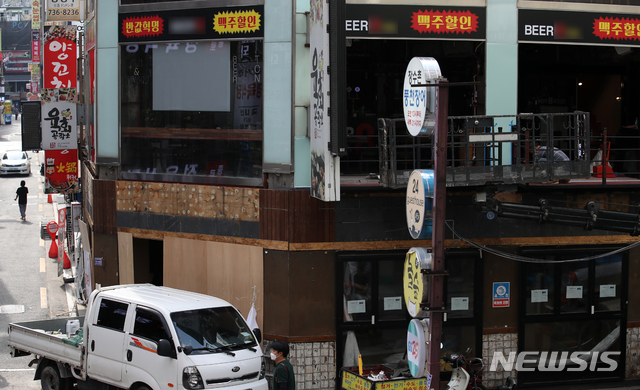 [서울=뉴시스] 조성우 기자 = 코로나19 확산 여파로 전국 호프집과 노래방이 1년 사이 수천 곳이 문을 닫았다. 4일 국세청 국세통계포털의 '100대 생활 업종' 통계에 따르면 호프 전문점과 노래방이 각각 11.6%(3,636곳), 5.2%(1,554곳) 폐업한 것으로 집계됐다. 4일 오후 임시휴업한 서울의 한 호프집에서 공사가 진행중이다. 2021.08.04. xconfind@newsis.com