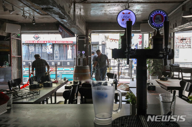 [서울=뉴시스] 권창회 기자 = 4일 오후 서울 시내 한 호프집에서 공사가 진행중이다. 이날 국세청이 공개한 '100대 생활업종' 월별 통계에 따르면 올해 5월 말 전국 호프 전문점은 전년대비 3,636곳(-11.6%) 줄었고, 노래방은 1,554곳(-5.2%)이 감소했다. 2021.08.04. kch0523@newsis.com