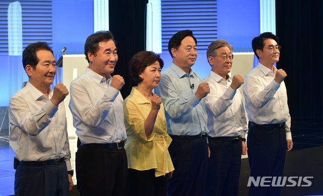 [서울=뉴시스] 국회사진기자단 = 정세균(왼쪽부터), 이낙연, 추미애, 김두관, 이재명, 박용진 더불어민주당 대선 경선 후보가 4일 오후 서울 마포구 상암동 YTN에서 열린 본경선 2차 TV 토론회를 앞두고 기념촬영을 하고 있다. 2021.08.04. photo@newsis.com