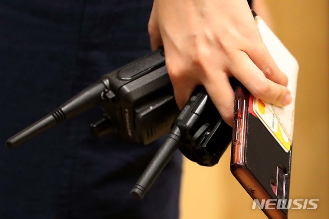 [서울=뉴시스] 박진희 기자 = 하우스 매니저(House Manager)가 4일 서울 서초구 예술의전당 오페라 극장을 돌아보고 있다. 하우스 매니저는 무전기를 사용하여 매표상황, 로비상황, 장내상황 등을 관계자들과 교신하며 점검한다. 2021.08.07. pak7130@newsis.com