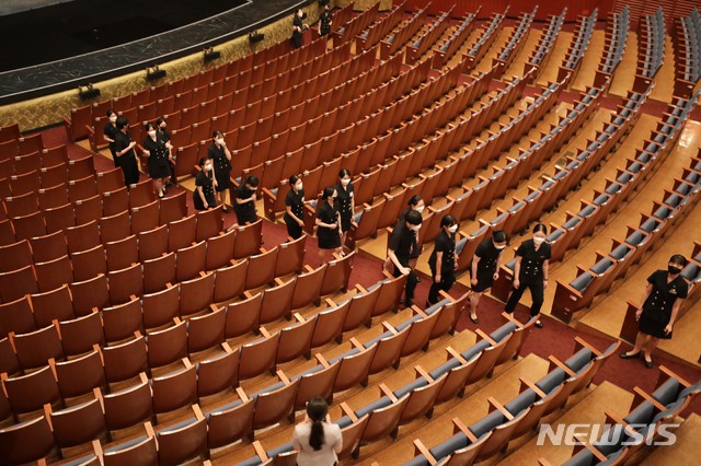 [서울=뉴시스] 박진희 기자 = 하우스 어텐던트(House Attendant)들이 4일 서울 서초구 예술의전당 오페라 극장에서 공연이 끝난 객석 정리 후 퇴장하고 있다. 2021.08.07. pak7130@newsis.com