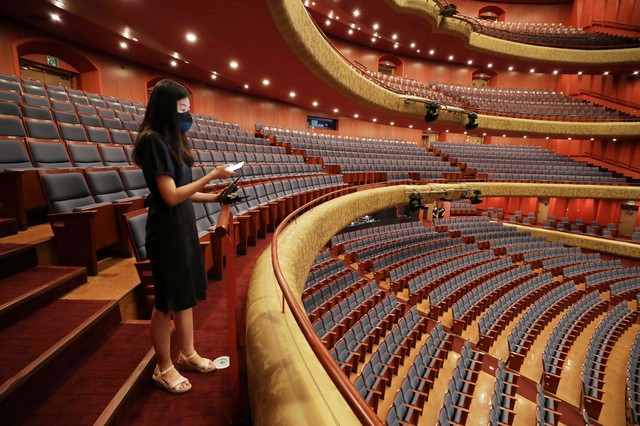 [서울=뉴시스] 박진희 기자 = 김정현 부매니저가 4일 서울 서초구 예술의전당 오페라 극장에서 공연장 시설물을 점검하며 관람객 입장 준비를 하고 있다. 2021.08.07. pak7130@newsis.com