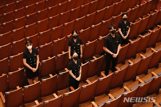 [서울=뉴시스] 박진희 기자 = 하우스 어텐던트(House Attendant)들이 4일 서울 서초구 예술의전당 오페라 극장에서 사진 촬영을 하고 있다. 2021.08.07. pak7130@newsis.com
