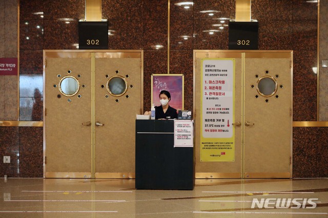 [서울=뉴시스] 박진희 기자 = 하우스 어텐던트(House Attendant)가 4일 서울 서초구 예술의전당 오페라 극장에서 자리를 지키며 업무를 보고 있다. 이들은 공연이 끝날때까지 각자의 업무 위치를 지킨다. 2021.08.07. pak7130@newsis.com