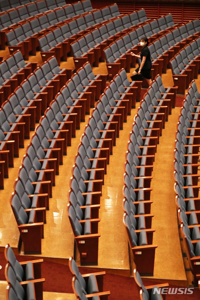 [서울=뉴시스] 박진희 기자 = 하우스 어텐던트(House Attendant)가 4일 서울 서초구 예술의전당 오페라 극장에서 공연에 앞서 객석을 점검하고 있다. 2021.08.07. pak7130@newsis.com