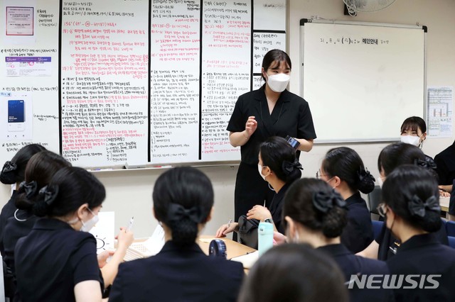 [서울=뉴시스] 박진희 기자 = 손민지 하우스 매니저(House Manager)가 4일 서울 서초구 예술의전당 오페라 극장에서 하우스 어텐던트(House Attendant)들과 회의를 하고 있다. 2021.08.07. pak7130@newsis.com