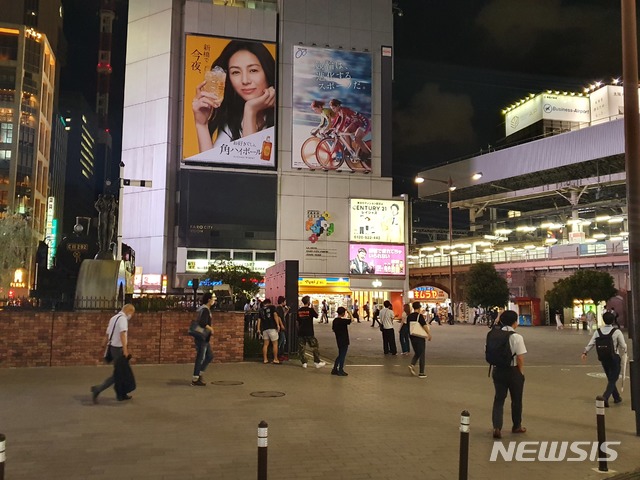 [도쿄=뉴시스]일본 축구의 도쿄올림픽 준결승이 열린 3일 저녁 도쿄 신바시역 광장. (사진 = 독자 제공)