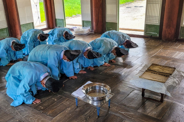 영주 유림들이 반환된 입원록에 예를 올리고 있다. (사진=영주시 제공) *재판매 및 DB 금지