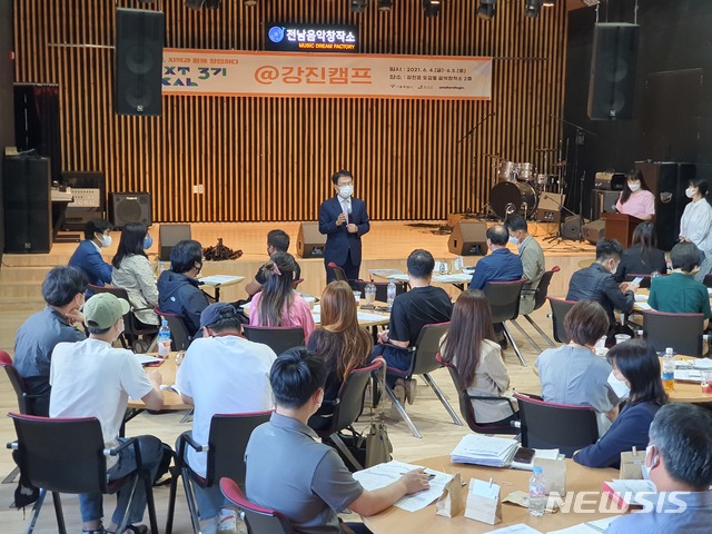 [서울=뉴시스]서울시는 전국 각 지역 기반의 창업 아이디어를 가지고 지역과 상생할 수 있는 사업모델을 개발한 창업팀을 대상으로 최대 7000만원의 사업비를 지원하는 '넥스트로컬' 3기 활동을 시작한다고 밝혔다. 2021.08.05 (사진 = 서울시 제공) photo@newsis.com
