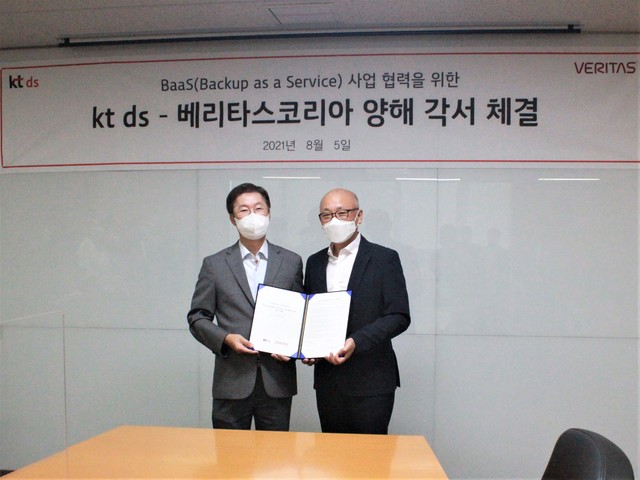 [서울=뉴시스]KT 그룹의 IT 서비스 전문기업 KT DS가 데이터 보호 분야 글로벌 선도기업 베리타스코리아와 클라우드 기반의 토탈 백업 서비스 제공에 협력하는 양해각서를 체결했다고 5일 밝혔다. 사진은 우정민 KT DS 대표(왼쪽)와 조원영 베리타스코리아 대표가 양해각서를 체결하고 기념 촬영한 모습. (사진=KT 제공)
