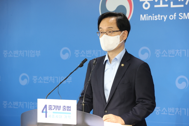 [서울=뉴시스] 강성천 중소벤처기업부 차관이 5일 세종시 중소벤처기업부 브리핑룸에서 '상생협력 생태계 확산 전략' 브리핑을 하고 있다. 2021.08.05 (사진=중기부 제공) *재판매 및 DB 금지