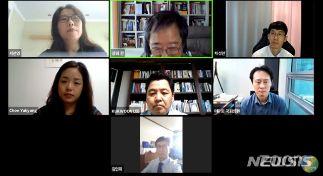 [서울=뉴시스] 5일 화상회의 플랫폼 줌(Zoom)을 이용해 열린 '법조경력 단축, 왜 문제인가' 긴급토론회에서 참석자들이 대화를 나누고 있다. (사진= 토론회 캡쳐) 2021.08.05. photo@newsis.com