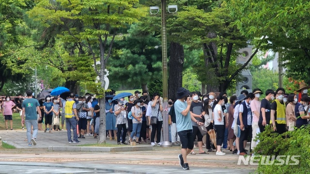 [창원=뉴시스] 강경국 기자 = 경남 창원시 성산구 남창원농협 농수산물종합유통센터(하나로마트)에서 코로나19 집단감염이 발생한 가운데 최근 마트를 방문했던 시민들이 5일 오전부터 용지문화공원 주차장 임시선별진료소에서 진단검사를 받기 위해 길게 줄을 늘어서고 있다. 2021.08.05. kgkang@newsis.com