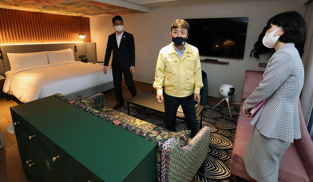 [서울=뉴시스]김정배 문화체육관광부 제2차관이 5일 서울 용산구 호텔 몬드리안 서울 이태원을 방문해 코로나19 방역 현장을 점검하고 있다. (사진 = 문화체육관광부) photo@newsis.com