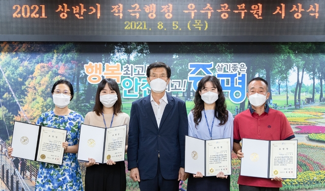 왼쪽부터 김경애 주무관, 김지은 주무관, 홍성열 군수, 우윤선 주무관, 김광철 주무관 *재판매 및 DB 금지