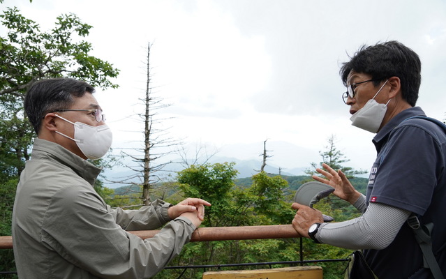 [대전=뉴시스] 최병암 산림청장(왼쪽) 5일 평창군 발왕산을 찾아 고산 침엽수종 보존 및 복원방안에 대해 이야기를 나누고 있다. *재판매 및 DB 금지