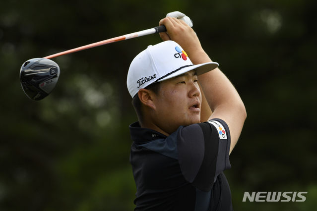 [멤피스=AP/뉴시스] 임성재가 4일(현지시간) 미 테네시주 멤피스의 TPC사우스윈드에서 열리는 월드골프챔피언십(WGC) 페덱스 세인트 주드 인비테이셔널을 앞두고 연습 라운딩을 하고 있다. 임성재는 2020 도쿄올림픽에서 22위를 기록했으며 세계 27위의 자격으로 이 대회에 출전한다. 2021.08.05.