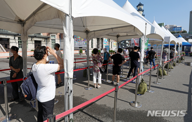 [서울=뉴시스] 조성우 기자 = 코로나19 신규 확진자가 1,776명을 기록한 5일 오전 서울 중구 서울역 임시선별검사소를 찾은 시민들이 검사를 받기 위해 줄을 서고 있다. 2021.08.05. xconfind@newsis.com