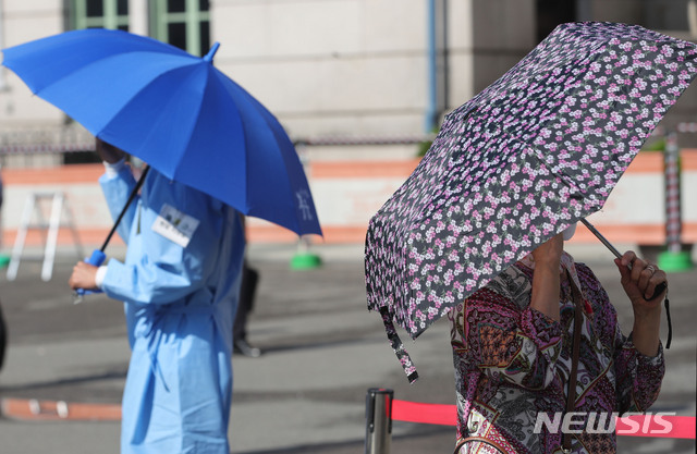 [서울=뉴시스] 권창회 기자 = 코로나19 신규 확진자가 1,776명으로 집계된 5일 오전 서울 중구 서울역 광장 임시선별검사소에서 시민이 검사를 받기위해 양산을 쓰고 대기하고 있다. 2021.08.05. kch0523@newsis.com