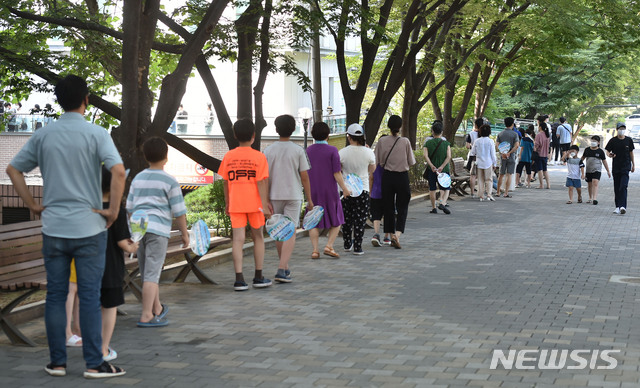 [대구=뉴시스] 이무열 기자 = 대구지역 코로나19 확진자가 121명으로 집계된 5일 오전 대구 달서구 보건소 선별진료소를 찾은 시민들이 검사를 받기 위해 줄 서 기다리고 있다. 2021.08.05. lmy@newsis.com