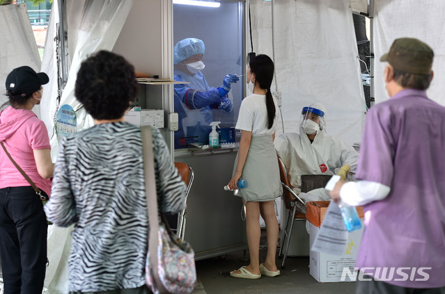 [대구=뉴시스] 이무열 기자 = 대구지역 코로나19 확진자가 121명으로 집계된 5일 오전 대구 달서구 보건소 선별진료소에서 의료진이 검체 채취를 하고 있다. 2021.08.05. lmy@newsis.com