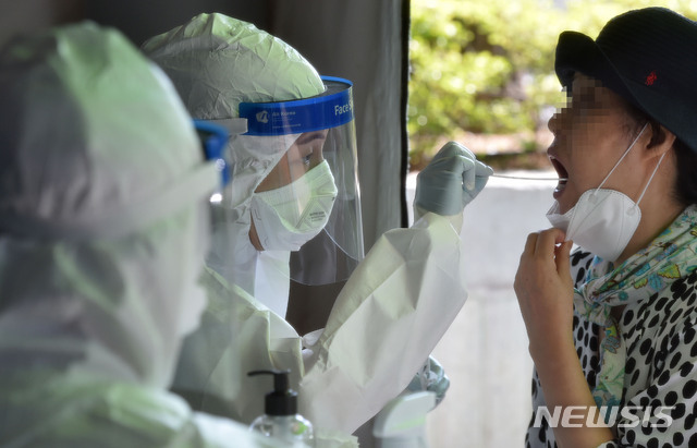 [대구=뉴시스] 이무열 기자 = 대구지역 코로나19 확진자가 121명으로 집계된 5일 오전 대구 달서구 보건소 선별진료소에서 의료진이 검체 채취를 하고 있다. 2021.08.05. lmy@newsis.com