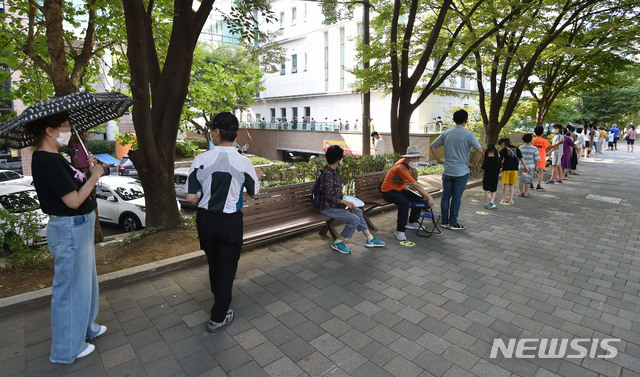 [대구=뉴시스] 이무열 기자 = 대구지역 코로나19 확진자가 121명으로 집계된 5일 오전 대구 달서구 보건소 선별진료소를 찾은 시민들이 검사를 받기 위해 줄 서 기다리고 있다. 2021.08.05. lmy@newsis.com