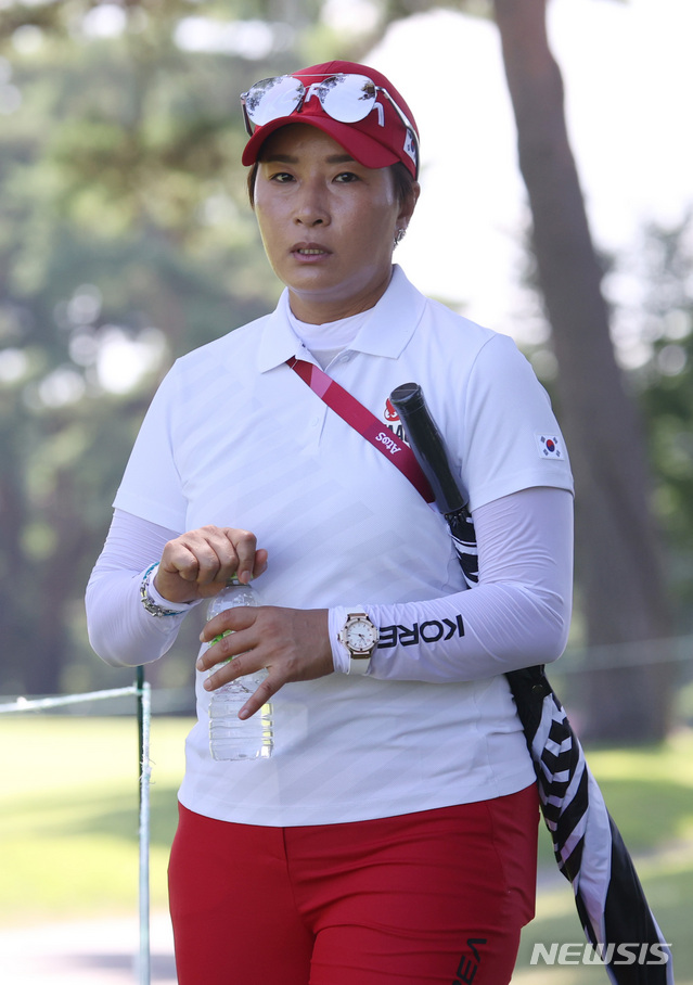 [사이타마(일본)=뉴시스] 최진석 기자 = 한국 골프 대표팀 박세리 감독이 5일 일본 사이타마현 가와고에의 가스미가세키 컨트리클럽에서 열린 2020 도쿄올림픽 여자 골프 2라운드에서 선수들의 경기를 지켜보고 있다. 2021.08.05. myjs@newsis.com