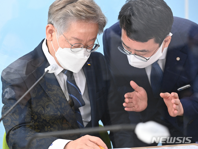 [수원=뉴시스] 김종택기자 = 더불어민주당 대선 주자인 이재명 경기도지사가 5일 경기도 수원시 광교원천 행복주택 현장을 방문해 이헌욱 경기주택도시공사 사장과 대화를 나누고 있다. 2021.08.05. jtk@newsis.com