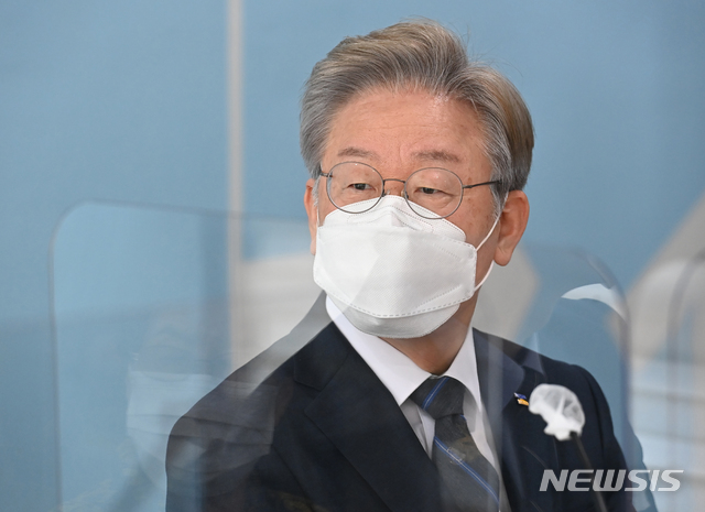 [수원=뉴시스] 김종택기자 = 더불어민주당 대선 주자인 이재명 경기도지사가 5일 경기도 수원시 광교원천 행복주택 현장을 방문해 입주민과 대화를 나누고 있다. 2021.08.05. jtk@newsis.com