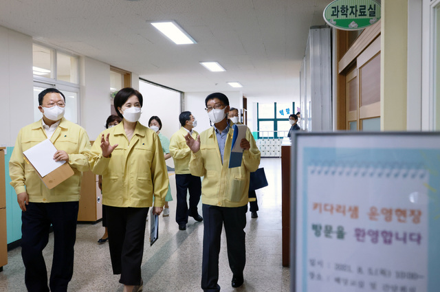 [서울=뉴시스] 김병문 기자 = 유은혜 사회부총리 겸 교육부장관이 5일 오전 서울 종로구 세검정초등학교를 방문해 키다리샘 운영 현장 점검을 하고 있다. (사진=교육부 제공) 2021.08.05. photo@newsis.com *재판매 및 DB 금지