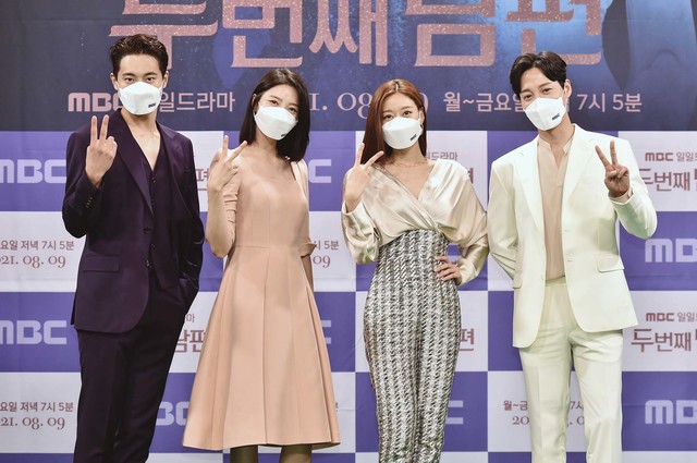 [서울=뉴시스] 박진희 기자 = 배우 차서원(왼쪽부터), 엄현경, 오승아, 한기웅이 5일 MBC 새 일일드라마 '두 번째 남편' 온라인 제작발표회를 하고 있다. (사진=MBC 제공) 2021.08.05. photo@newsis.com *재판매 및 DB 금지