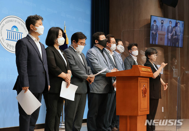 [서울=뉴시스] 최동준 기자 = 설훈 더불어민주당 의원을 비롯한 의원들이 5일 서울 여의도 국회 소통관에서 한미연합군사훈련 조건부 연기 촉구 기자회견을 하고 있다. (공동취재사진) 2021.08.05. photo@newsis.com