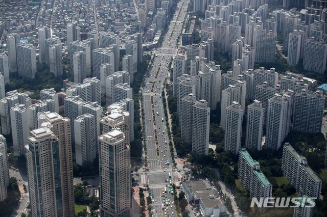 [서울=뉴시스] 김선웅 기자 = 서울 송파구 롯데월드타워 서울스카이에서 바라본 도심 아파트 단지의 모습. 2021.08.05. mangusta@newsis.com