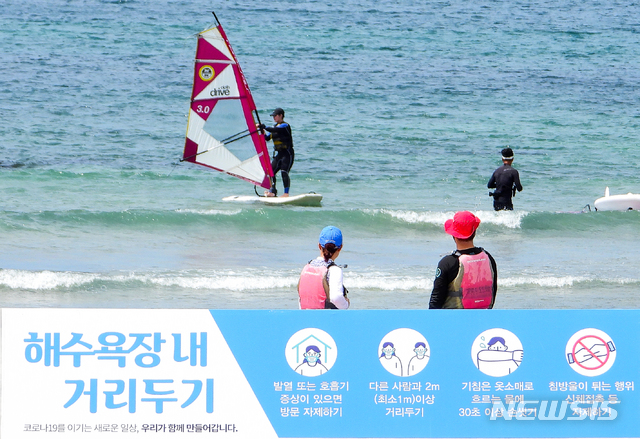 [제주=뉴시스] 우장호 기자 = 제주 지역 코로나19 확산세가 지속된 5일 오후 제주시 삼양 검은모래해변에 '해수욕장 내 거리두기'를 당부하는 안내판이 서 있다. 2021.08.05. woo1223@newsis.com