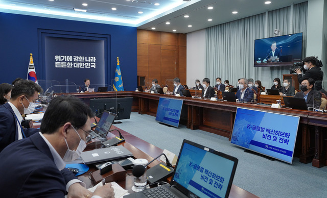 [서울=뉴시스] 문재인 대통령이 5일 청와대에서 열린 K-글로벌 백신허브화 비전 및 전략 보고대회에서 발언하고 있다. (사진=청와대 제공) 2021.08.05. photo@newsis.com *재판매 및 DB 금지