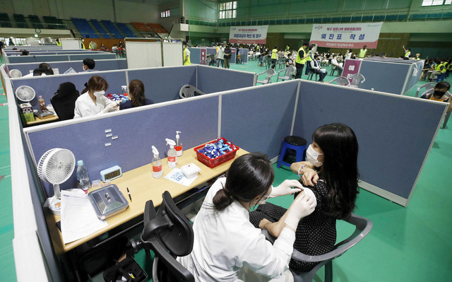 [광주=뉴시스] 변재훈 기자 = 5일 광주 북구 용봉동 코로나19 백신 예방접종센터에 접종 대상자 발길이 잇따르고 있다. (사진=광주 북구 제공) 2021.08.05. photo@newsis.com