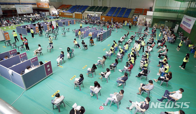 [광주=뉴시스] 변재훈 기자 = 5일 광주 북구 용봉동 코로나19 백신 예방접종센터에 접종 대상자 발길이 잇따르고 있다. (사진=광주 북구 제공) 2021.08.05. photo@newsis.com