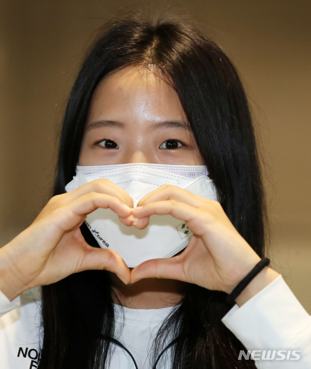 [인천공항=뉴시스] 고범준 기자 = 2020 도쿄올림픽 여자탁구 대표팀 신유빈이 경기를 마치고 5일 오후 인천국제공항 2터미널을 통해 귀국, 취재진을 향해 손 하트를 그려 보이고 있다. 2021.08.05. bjko@newsis.com